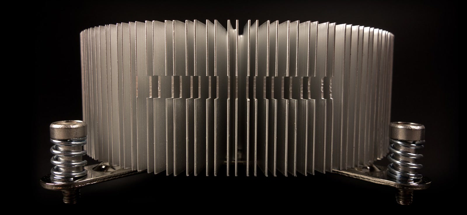 A low-profile aluminium CPU cooler with spring-loaded mounting screws and its mounting plate